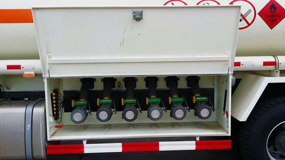 Camión cisterna de petróleo Sinotruk Howo 8x4 28000L