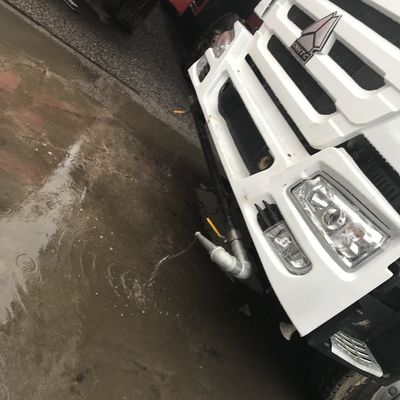Camión cisterna de agua Sinotruck Howo de 336HP y 20m3 usado